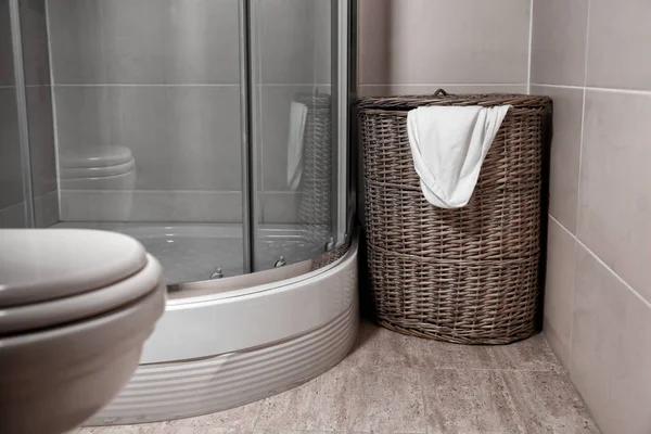 Basket with dirty laundry in bathroom — Stock Photo, Image