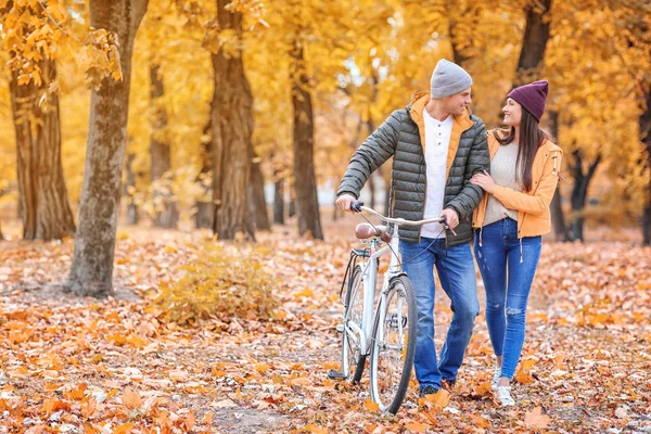 Молодая Пара Гуляющая Велосипеде Осеннему Лесу — стоковое фото