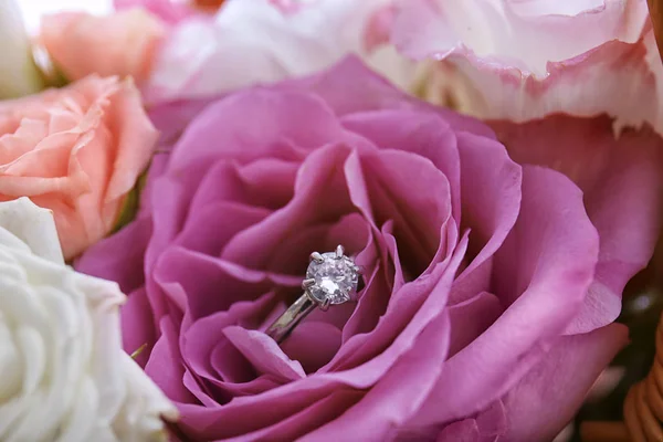 Zbliżenie pierścionek zaręczynowy — Zdjęcie stockowe
