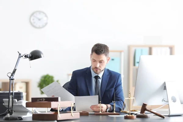 Junger männlicher Notar arbeitet im Büro — Stockfoto