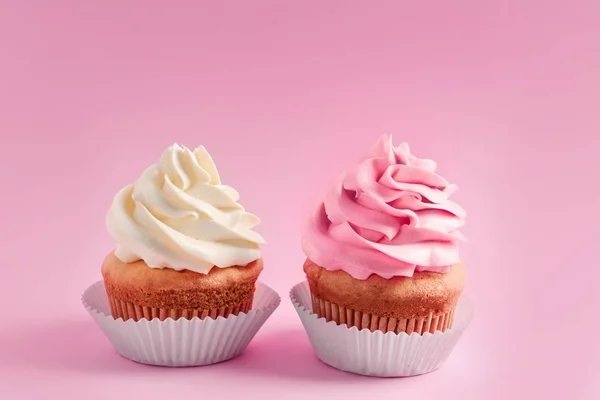 Leckere Cupcakes Auf Farbigem Hintergrund — Stockfoto