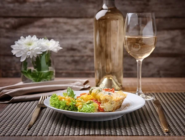 Тарелка вкусной выпечки брюссельской капусты с сыром на столе — стоковое фото