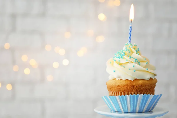 Sabroso Cupcake Con Vela Sobre Fondo Borroso — Foto de Stock