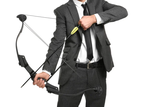 Uomo d'affari che pratica tiro con l'arco su sfondo bianco — Foto Stock