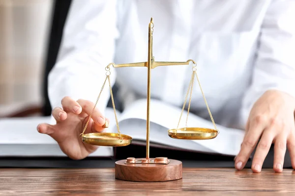 Vrouwelijke notaris met schubben van Justitie in kantoor, close-up — Stockfoto