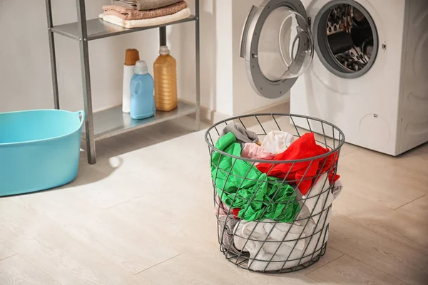 Cesta con lavadora y lavandería en el baño — Foto de Stock