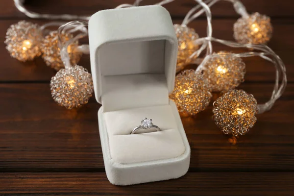 Box s luxusní zásnubní prsten — Stock fotografie
