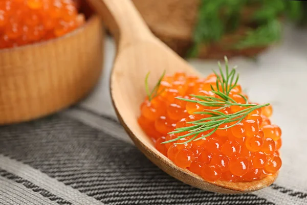 Cuchara de madera con delicioso caviar rojo —  Fotos de Stock