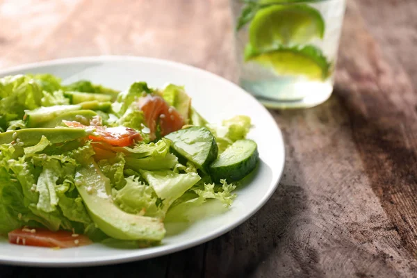 Plate with delicious vegetable salad on wooden background, closeup — Stock Photo, Image