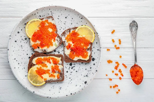 Läckra smörgåsar med röd kaviar — Stockfoto