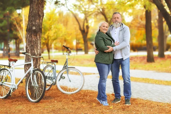 Seniorenpaar Rastet Nach Radtour Park Aus — Stockfoto