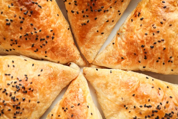 Delicious baked samosas with sesame seeds, closeup — Stock Photo, Image
