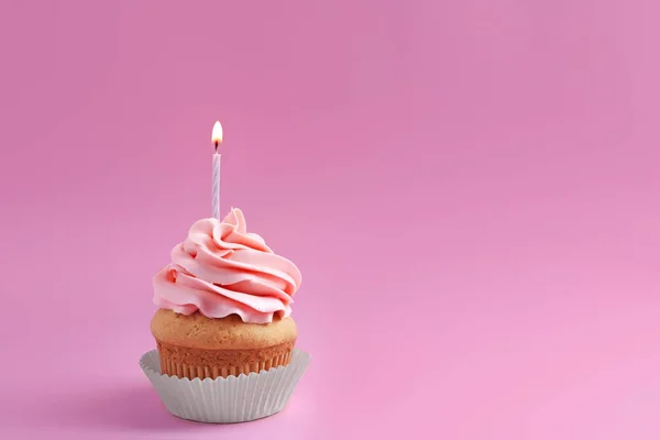 Cupcake Saboroso Com Vela Fundo Cor — Fotografia de Stock