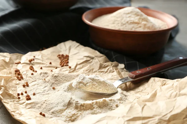 Colher com farinha de trigo mourisco na mesa — Fotografia de Stock