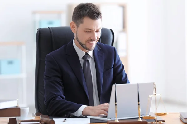 Jonge mannelijke notaris werkzaam in kantoor — Stockfoto