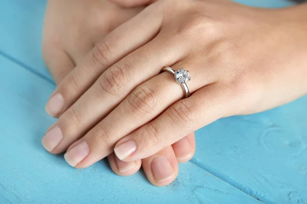 Kadın giyiyor lüks nişan yüzüğü — Stok fotoğraf