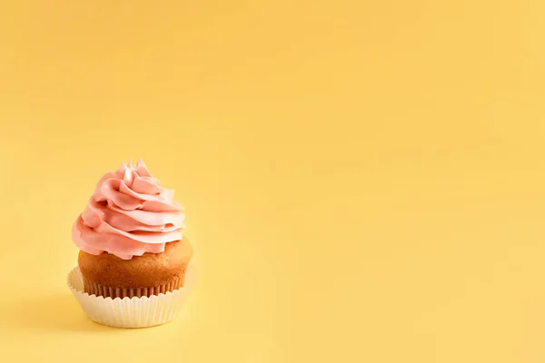 Maukas Cupcake Värillisellä Taustalla — kuvapankkivalokuva