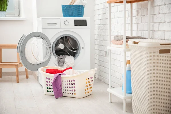 Cesta con lavadora y lavandería en el baño — Foto de Stock