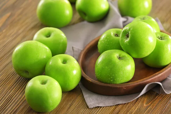 Placa Con Manzanas Verdes Frescas Sobre Fondo Madera — Foto de Stock