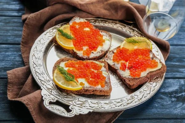 Νόστιμα σάντουιτς με κόκκινο χαβιάρι — Φωτογραφία Αρχείου