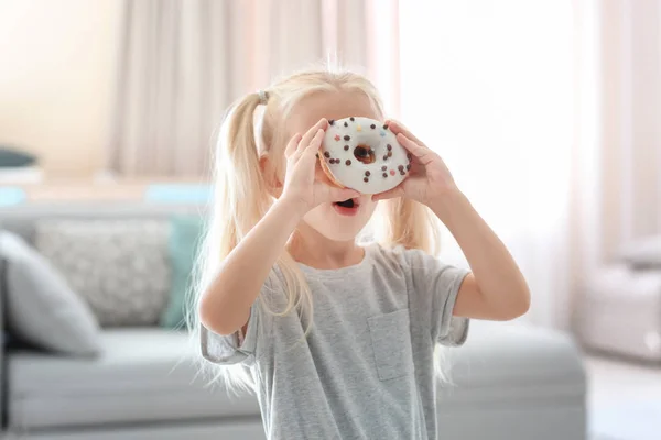 Маленька Дівчинка Солодким Пончиком Кімнаті — стокове фото