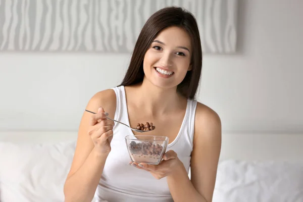 Mujer joven desayunando en casa — Foto de Stock