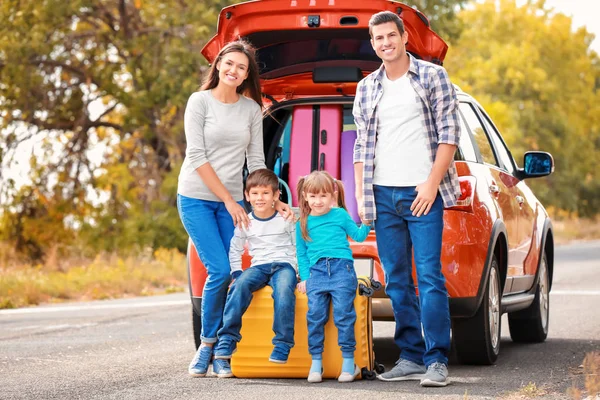 Familia feliz con el equipaje cerca del coche. Concepto de viaje —  Fotos de Stock