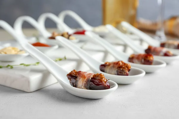 Colheres com bacon datas embrulhadas — Fotografia de Stock