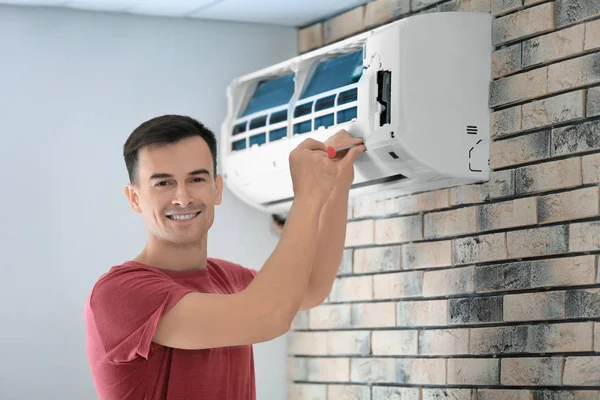 Mannelijke technicus herstellende conditioner — Stockfoto