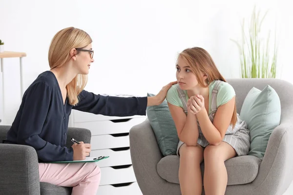 Psychologist working with patient — Stock Photo, Image