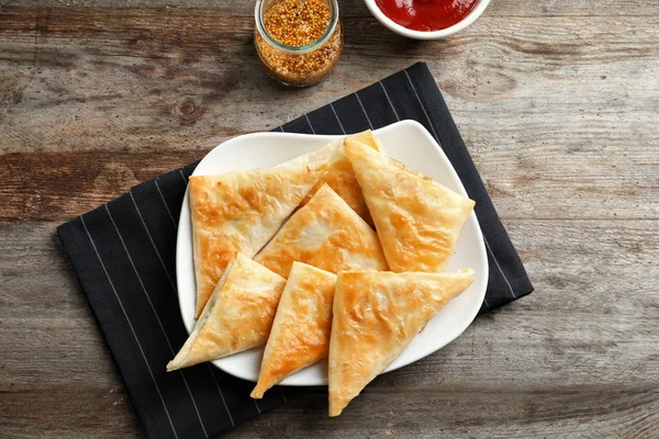 Masada lezzetli samosas plakalı