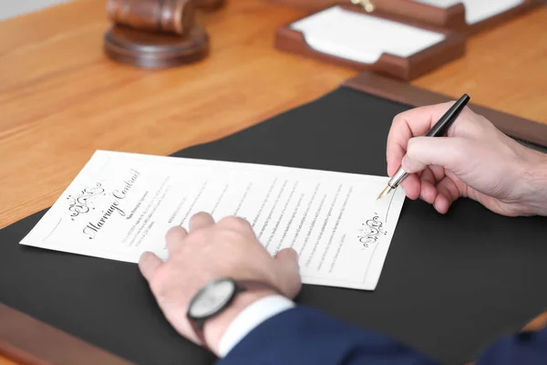 Notaio maschio che firma contratto di matrimonio, primo piano — Foto Stock