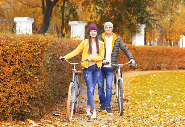 Giovane Coppia Piedi Con Biciclette Nel Parco — Foto Stock