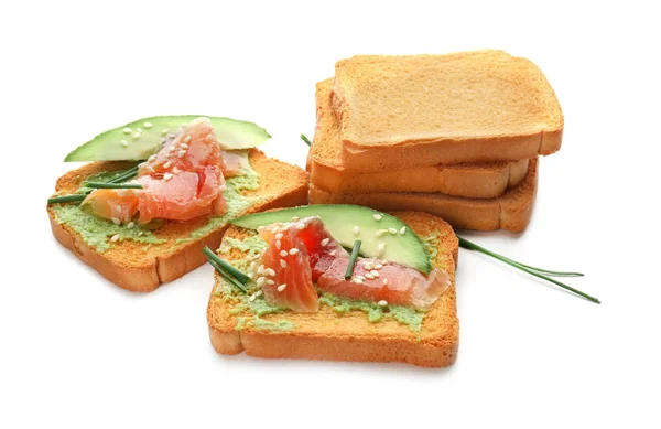 Sanduíches deliciosos com filé de salmão e abacate sobre fundo branco — Fotografia de Stock