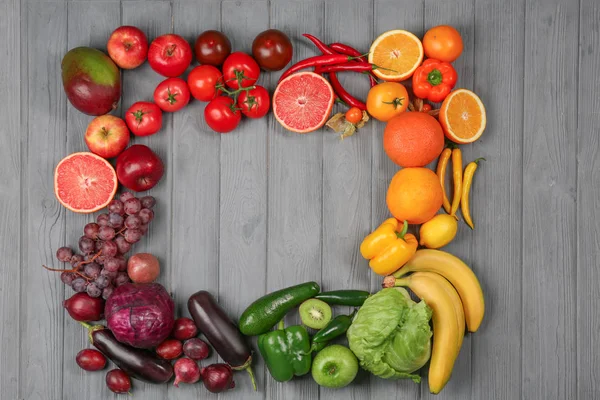 Composición Creativa Hecha Frutas Verduras Colores Arcoíris Sobre Fondo Madera — Foto de Stock
