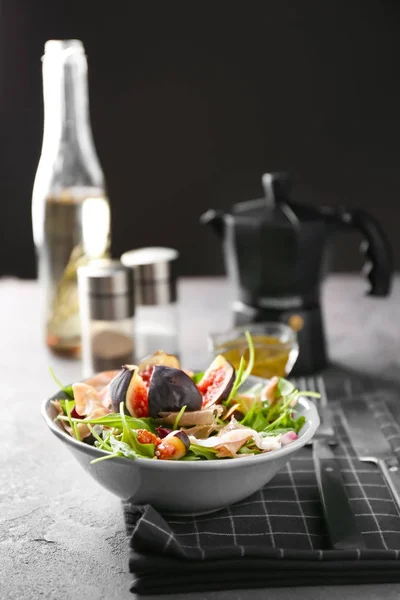 Cuenco con deliciosa ensalada fresca en la mesa — Foto de Stock