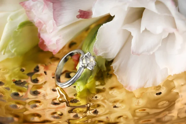 Роскошная помолвка и цветы — стоковое фото