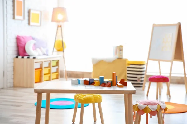 Interior Habitación Del Niño Con Bloques Colores Mesa — Foto de Stock