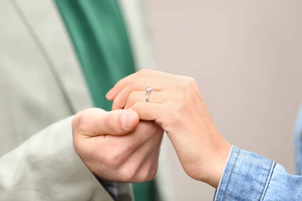 Hombre sosteniendo la mano de la prometida — Foto de Stock