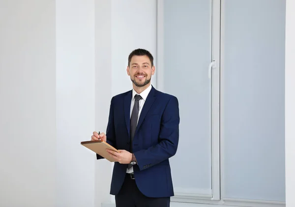 Jeune notaire masculin avec ordinateur portable à l'intérieur — Photo