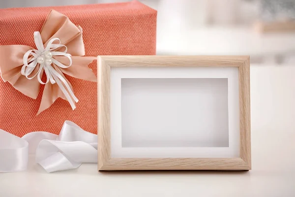 Frame en gift box voor Moederdag op tafel — Stockfoto