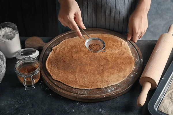 Женщина готовит тесто для булочек с корицей — стоковое фото
