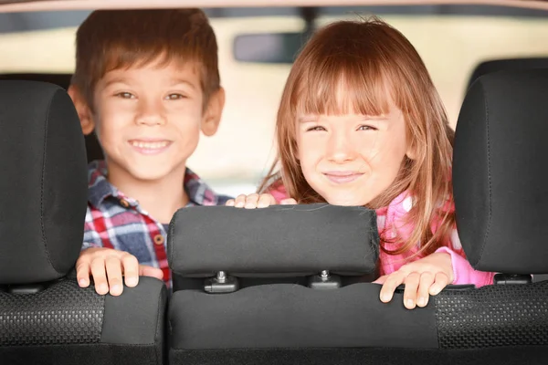 Söta barn i modern bil — Stockfoto