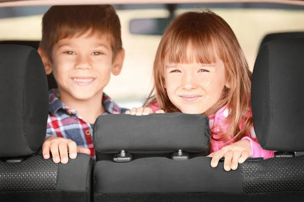 Enfants mignons en voiture moderne — Photo