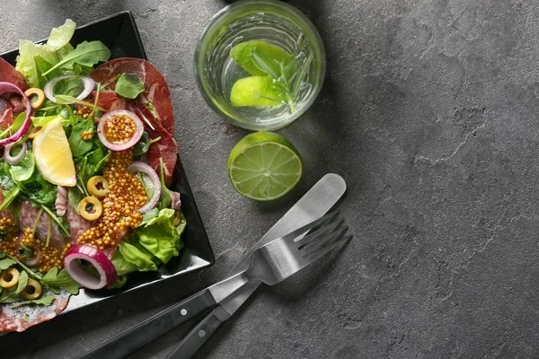 Masada lezzetli taze salata ile plaka