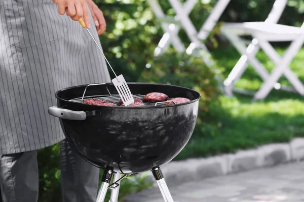 Uomo Preparare Deliziose Polpette Sul Barbecue All Aperto — Foto Stock