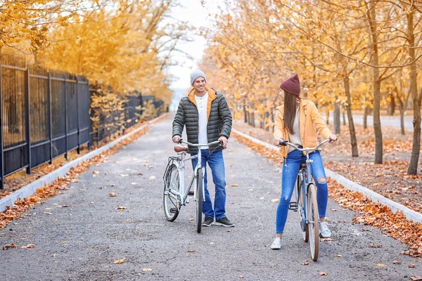 年轻夫妇在公园里骑自行车 — 图库照片