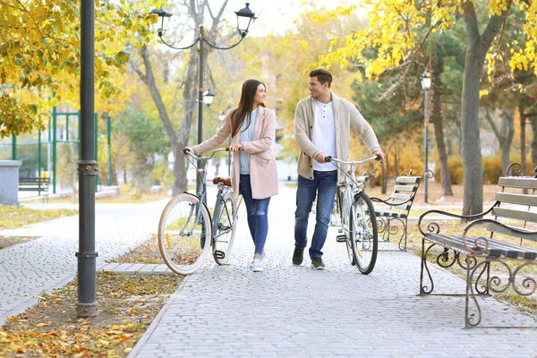 Jeune Couple Marchant Avec Des Vélos Dans Parc — Photo