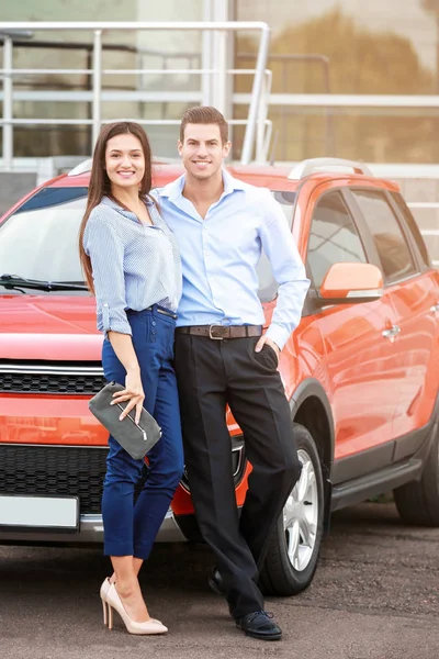 Young Couple Standing Modern Car Outdoors — Stock Photo, Image