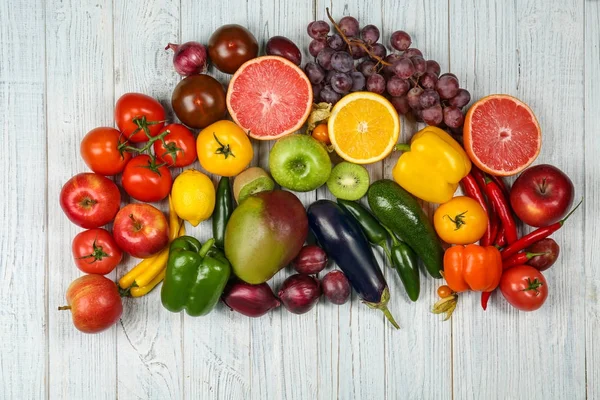 フラット木製の背景に虹色の果物と野菜は 創造的な構成を置く — ストック写真